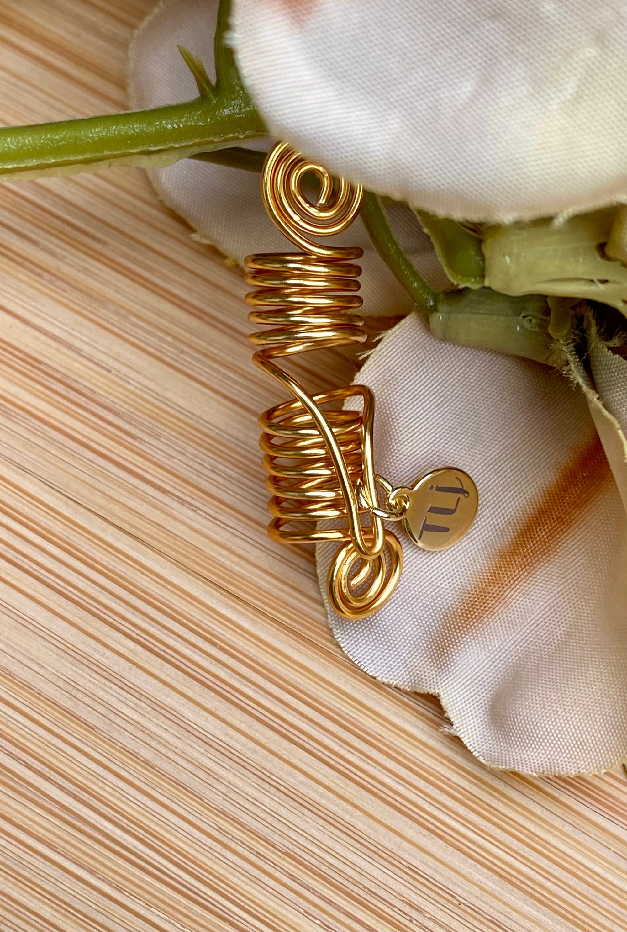 BATTLE LINES Artistic Gold V-Shaped Wire-Wrap Loc Jewel