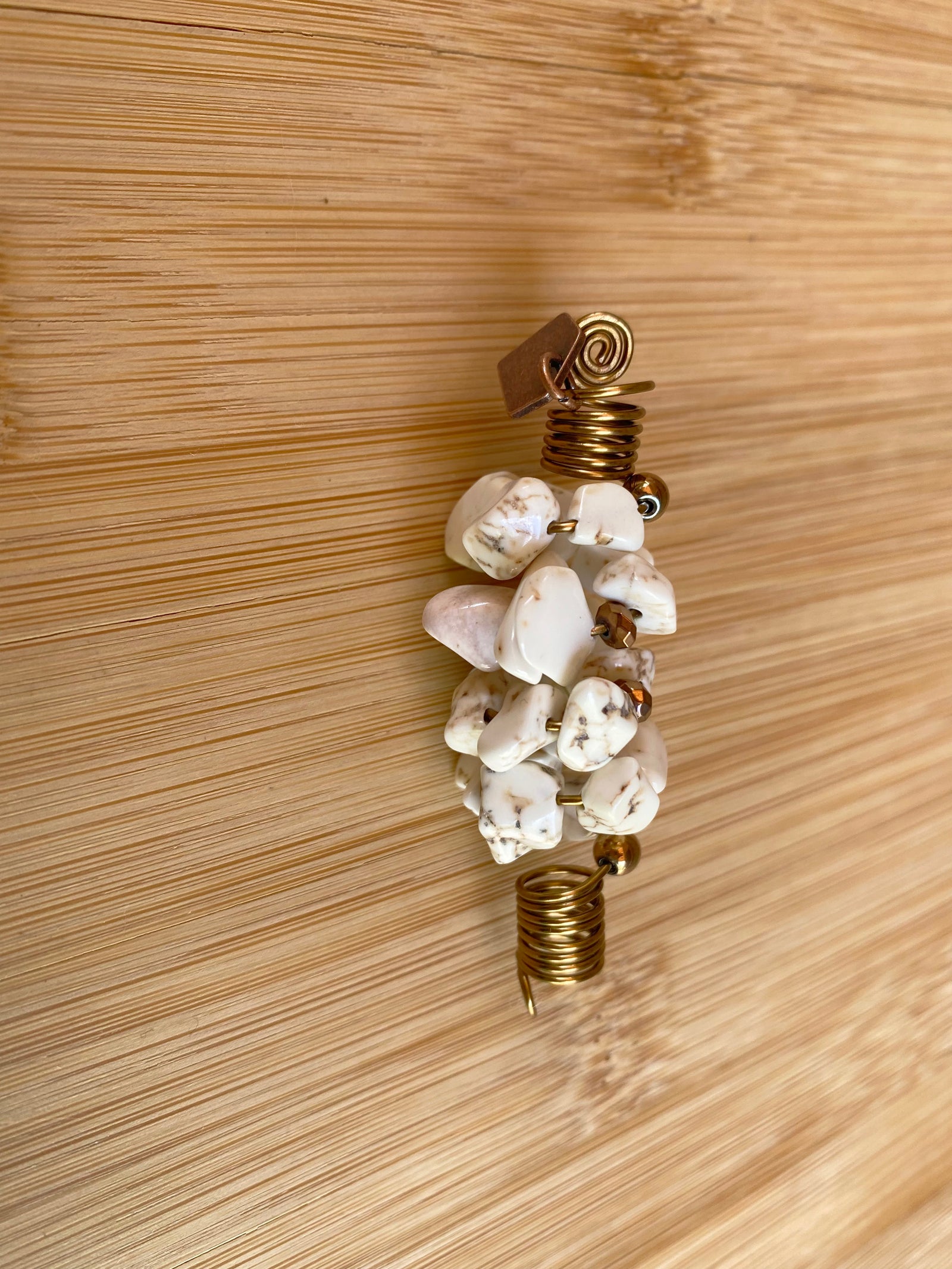 SNOWFALL WHITE HOWLITE Chip Loc Jewel